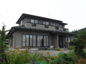 登米市東和町 I様邸 屋根外壁塗装工事が行われています( ˘ω˘ )