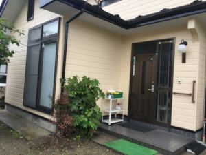 大崎市岩出山 S様邸 屋根・外壁塗装工事 玄関の庇(ひさし)取り付け