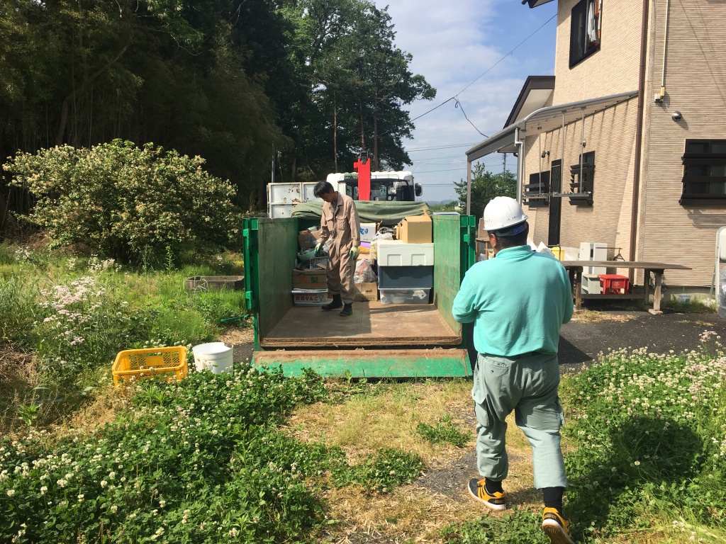 作業場の屋根が風で飛ばされ・・