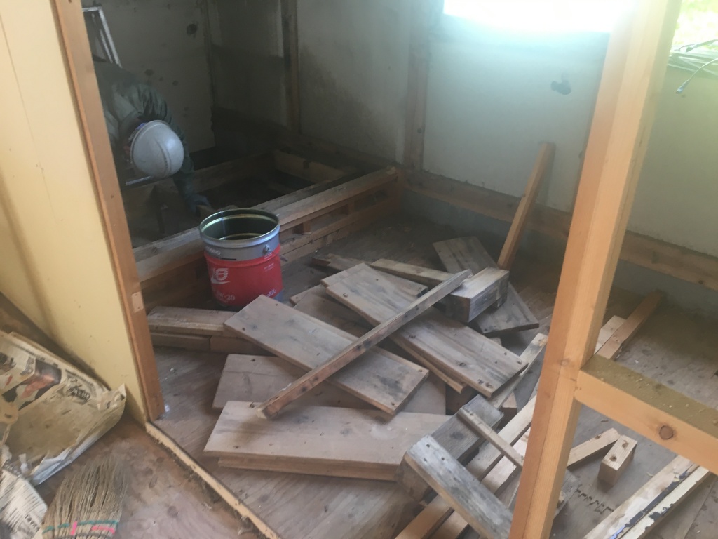 作業場の屋根が強風で飛ばされ・・