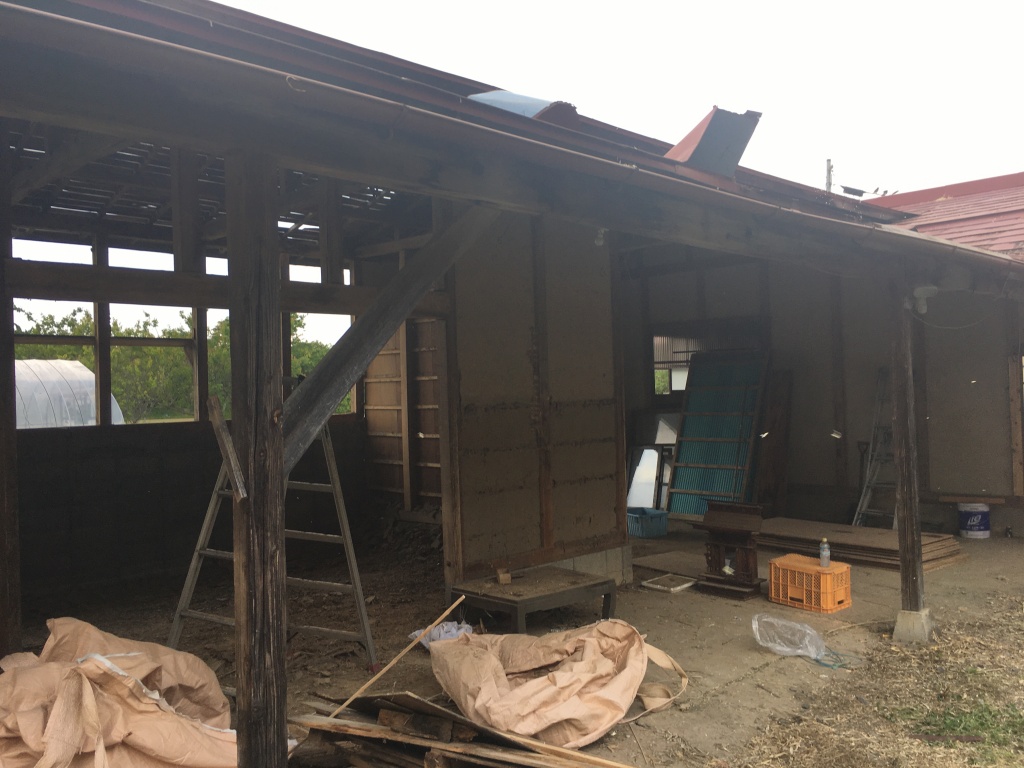 作業場の屋根が強風で飛ばされ・・・