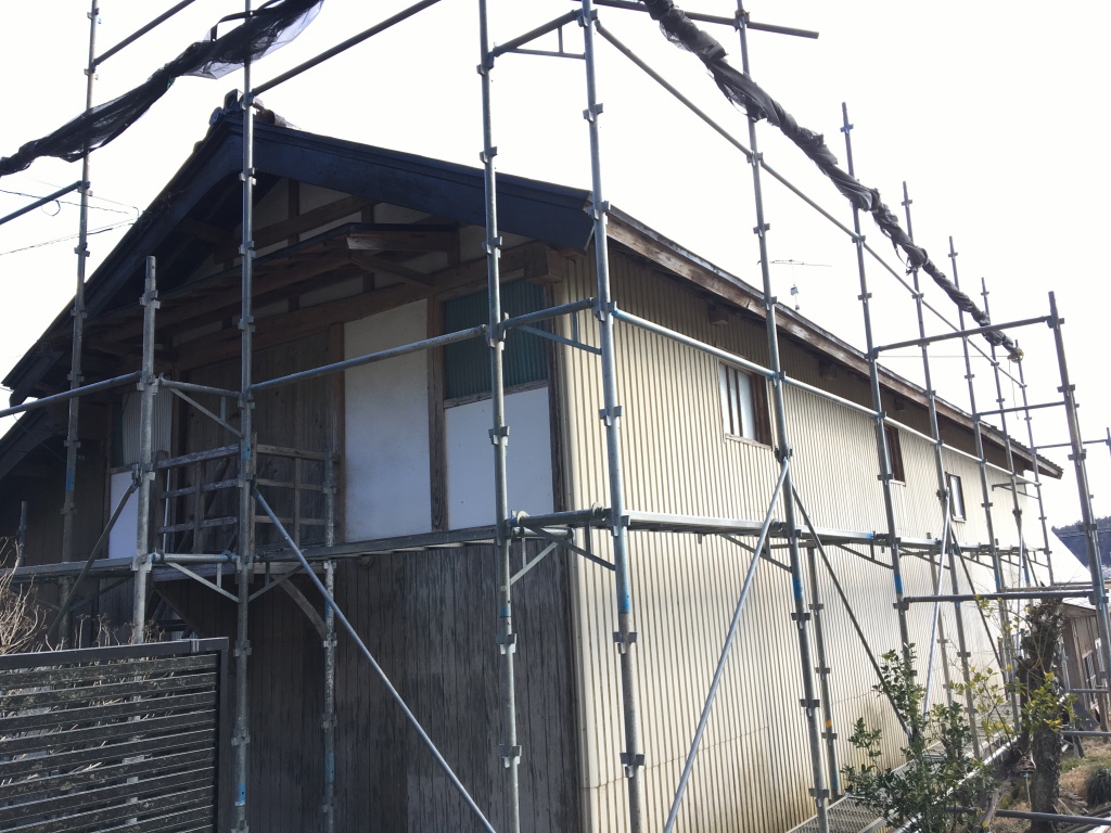 登米市Y様邸 作業場屋根葺き替え~足場設置~