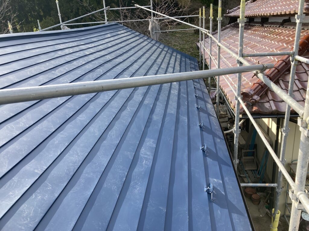 栗原市一迫　C様邸作業場屋根塗装で、離れの屋根は重ね張りで！！
