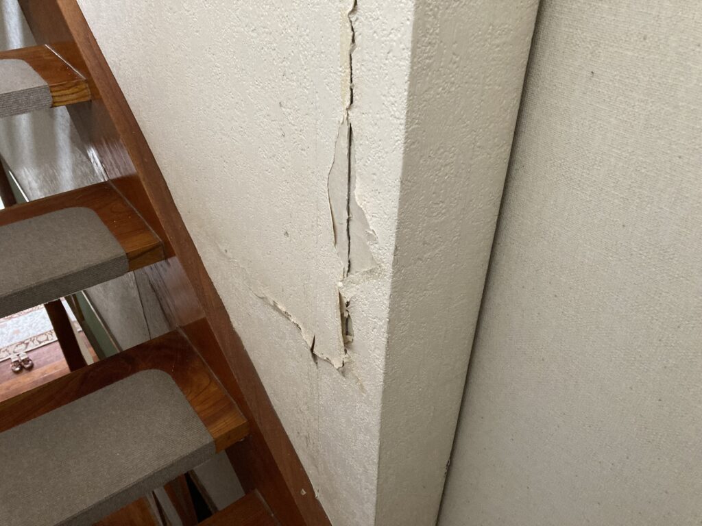 登米市南方町 S様邸 地震による壁のひび割れが・・・