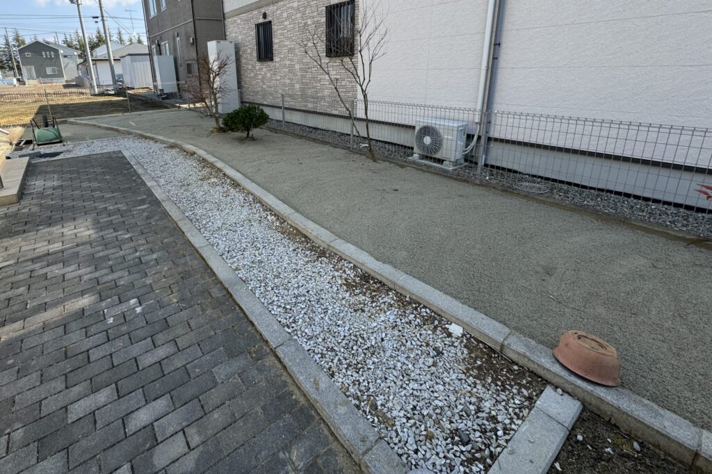 栗原市築館　H様邸　外構へ人工芝敷き🌱　①