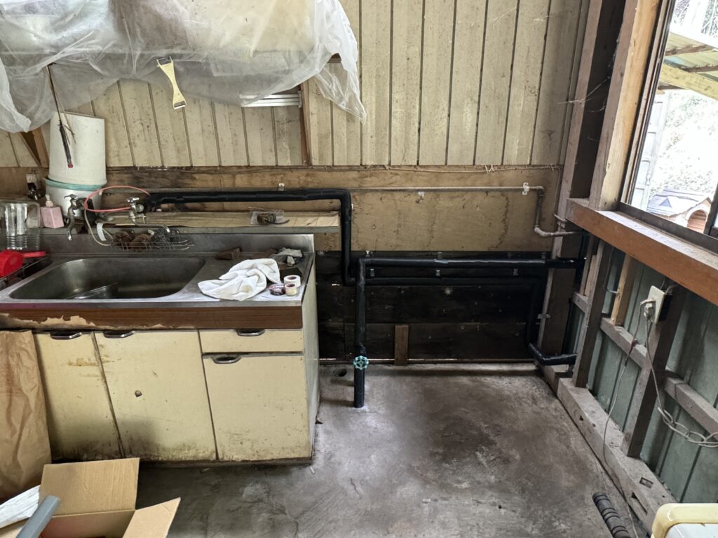 栗原市高清水 U様邸味噌蔵屋根修繕・給湯機の給水配管・子供部屋のクロス張替工事②
