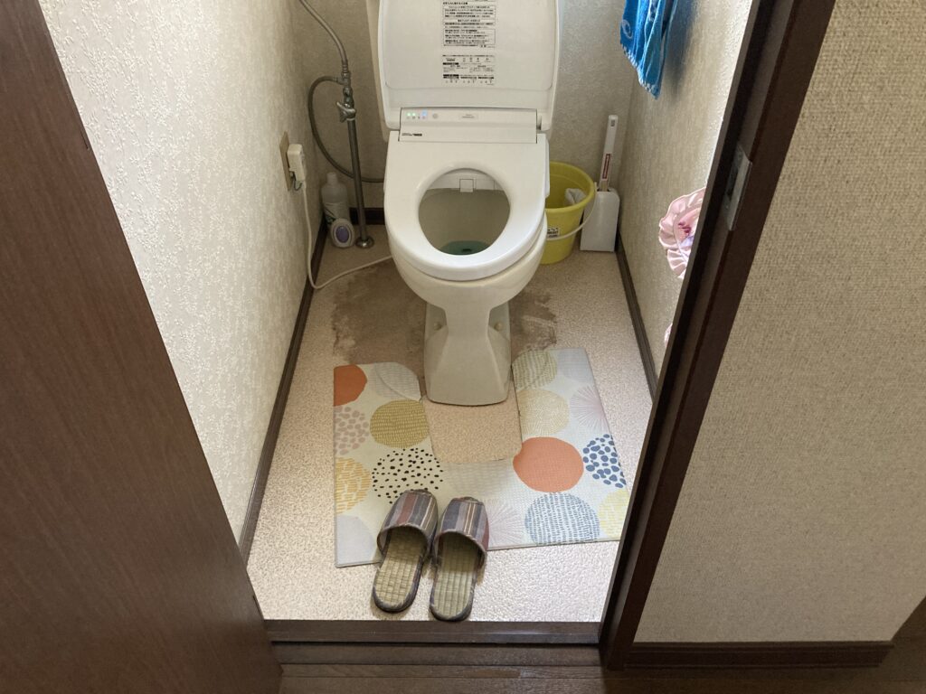 遠田郡 トイレの便器と床の境目から水漏れで便器交換しました!