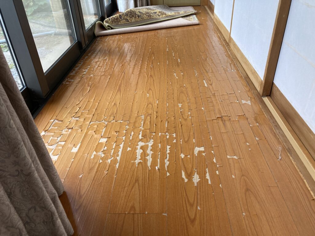 登米市 床材の剥がれをクッションフロアの重ね張りで修繕しました