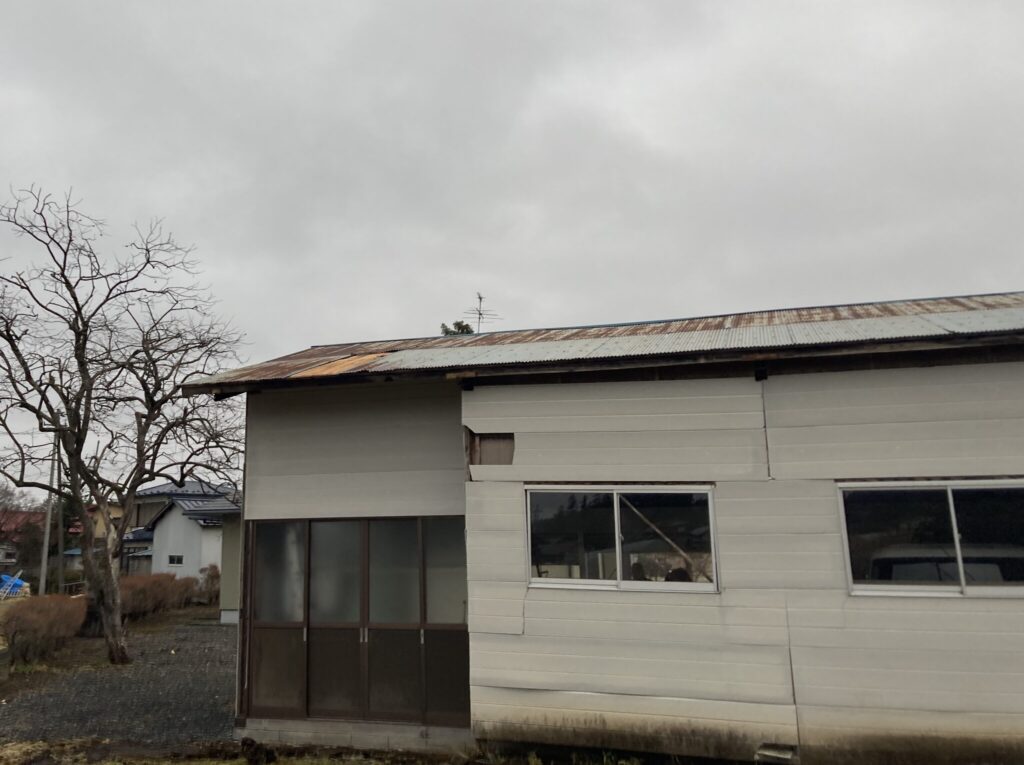 栗原市 強風被害の車庫屋根トタンを張替え修繕